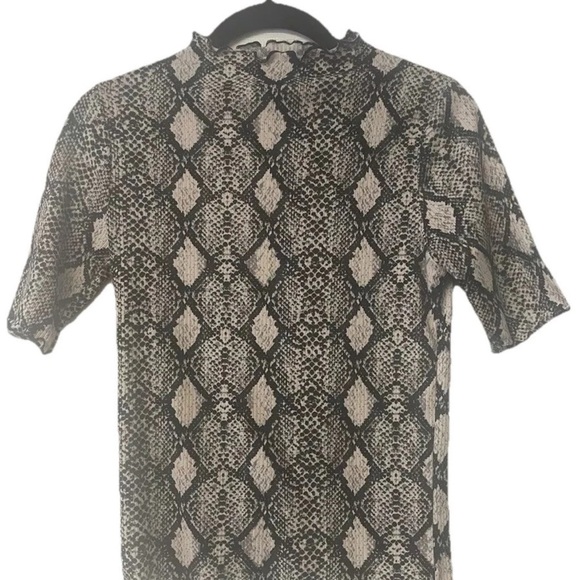 NWOT Caution to the Wind Animal Print black tan short sleeved top size Small - Picture 5 of 5